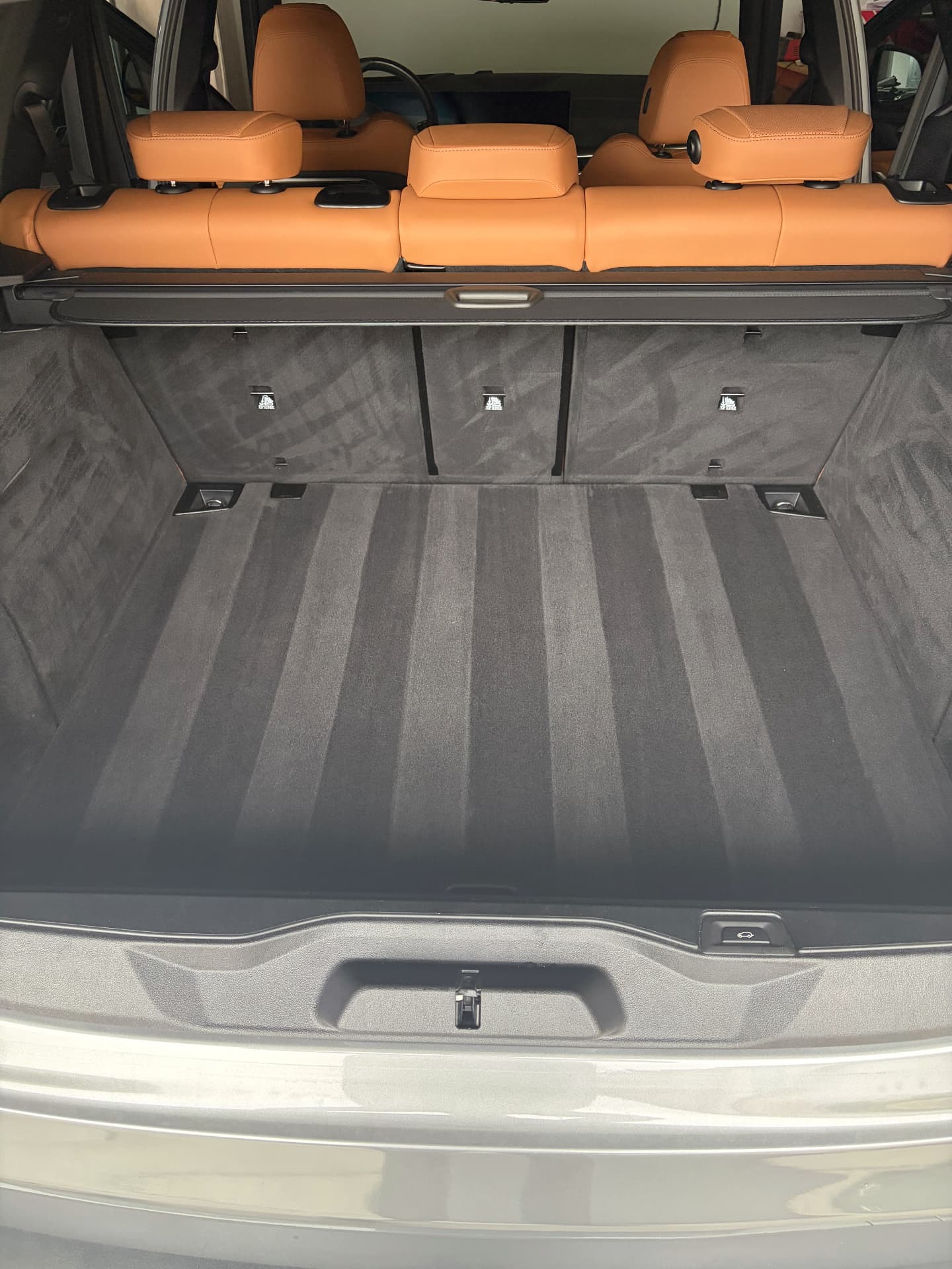 Same Porsche Macan GTS cargo area fully cleaned after deluxe detail